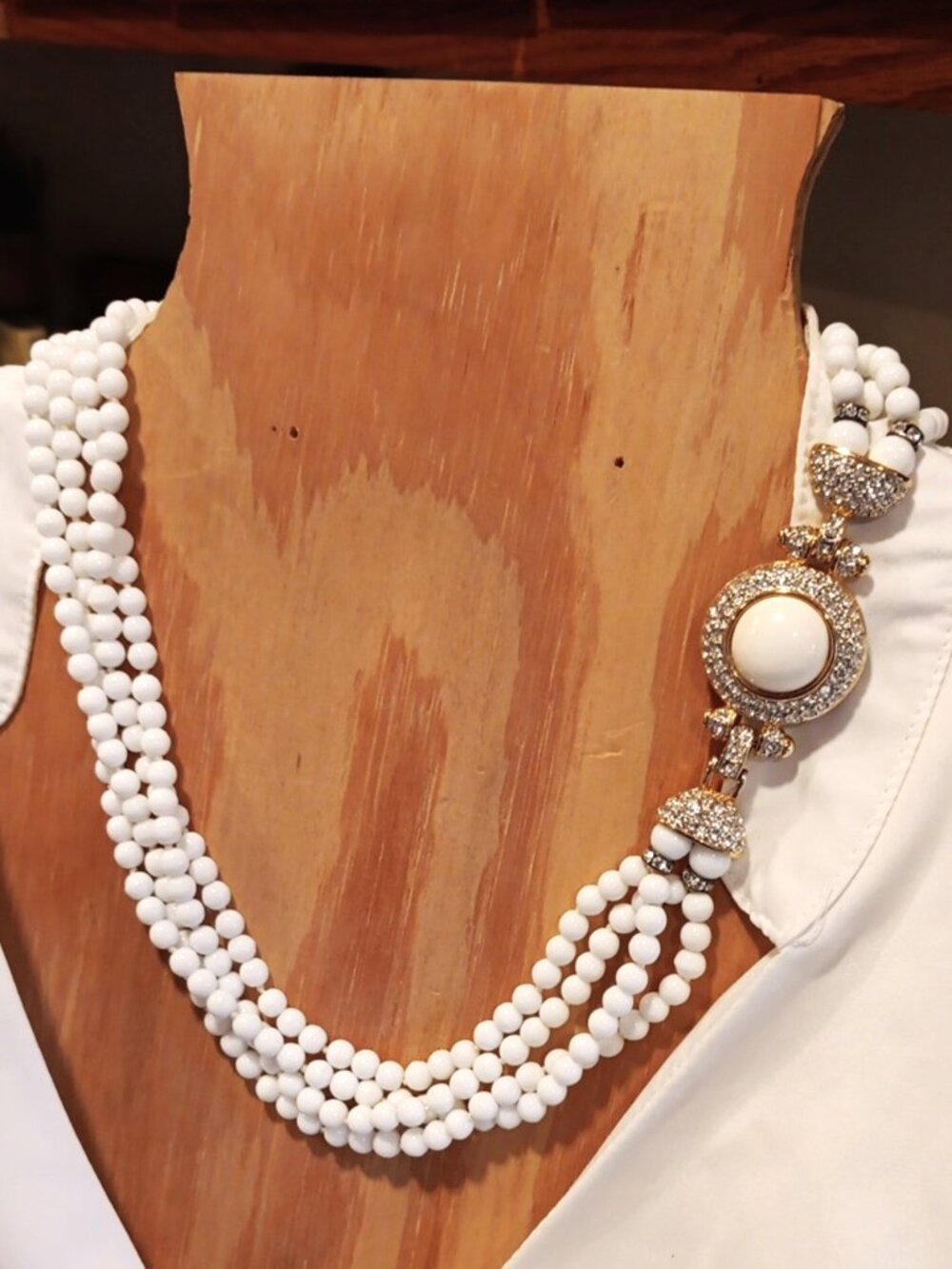 LES BERNARD MINT VERY RARE MILK GLASS CRYSTAL TORSADE HANDKNOTTED NECKLACE